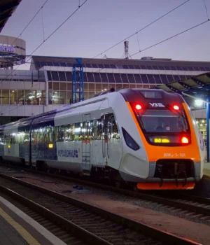 На-Житомирщині-вантажний-потяг-зійшов-з-рейок,-кілька-маршрутів-змінено-–-Укрзалізниця