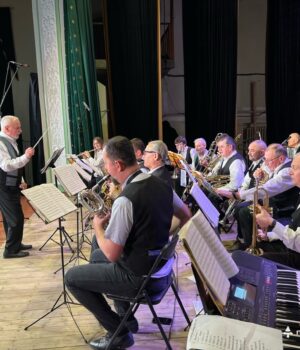 «Різдвяні-симфонії»-у-Нововолинську:-святковий-концерт-народного-аматорського-естрадного-оркестру