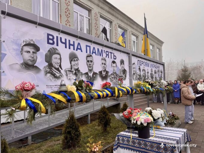 У Благодатному оновили меморіальну стелу Захисникам України У-Благодатному-оновили-меморіальну-стелу-Захисникам-України