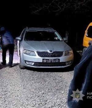 Автоугон-по-волинськи:-«підрізали»,-заблокували-рух,-викинули-водія-і-зникли