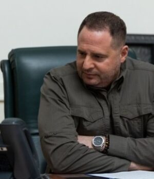 Помічники-і-радники-Єрмака-звільнені,-а-Лещенко,-Подоляк-та-Бевз-переведені-на-інші-посади