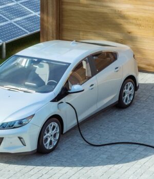 Чи-реально-заряджати-електромобіль-від-сонячних-панелей-вдома