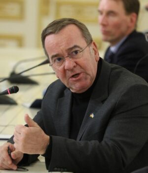 Міністр-оборони-Німеччини-зробив-заяву-про-переговори-щодо-України