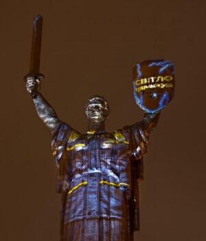 Світло-тримається:-напередодні-Дня-енергетика-у-Києві-символічно-підсвітили-Батьківщину-Мати