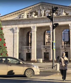 Окупанти-перетворили-театр-у-Маріуполі-на-об’єкт-пропаганди-–-ЦПД