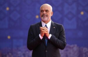 Заворушення в Албанії: офіс прем’єра закидали коктейлями Молотова Заворушення-в-Албанії:-офіс-прем’єра-закидали-коктейлями-Молотова