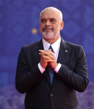 Заворушення-в-Албанії:-офіс-прем’єра-закидали-коктейлями-Молотова Заворушення-в-Албанії:-офіс-прем’єра-закидали-коктейлями-Молотова