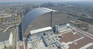 Директор ЧАЕС попередив про ризик обвалу саркофага у разі нової атаки росіян Директор ЧАЕС попередив про ризик обвалу саркофага у разі нової атаки росіян