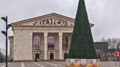 “Алєнький цветочек” на крові. У Маріуполі відкривають театр, де загинули сотні людей “Алєнький-цветочек”-на-крові.-У-Маріуполі-відкривають-театр,-де-загинули-сотні-людей