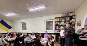 Вихованці дитячо-юнацького центру «Відродження» отримали солодкі подарунки Вихованці-дитячо-юнацького-центру-«Відродження»-отримали-солодкі-подарунки