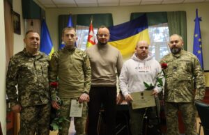 Мер Луцька вручив бойові нагороди двом захисникам України Мер-Луцька-вручив-бойові-нагороди-двом-захисникам-України