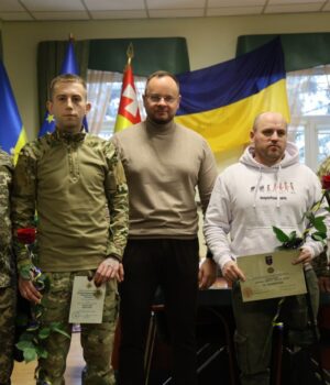 Мер-Луцька-вручив-бойові-нагороди-двом-захисникам-України