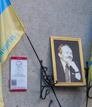 У-Луцьку-біля-меморіальної-дошки-вшанували-пам’ять-В’ячеслава-Чорновола