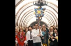 Іноземні дипломати заспівали “Щедрика” в київському метро: відео Іноземні-дипломати-заспівали-“Щедрика”-в-київському-метро:-відео