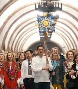 Іноземні-дипломати-заспівали-“Щедрика”-в-київському-метро:-відео