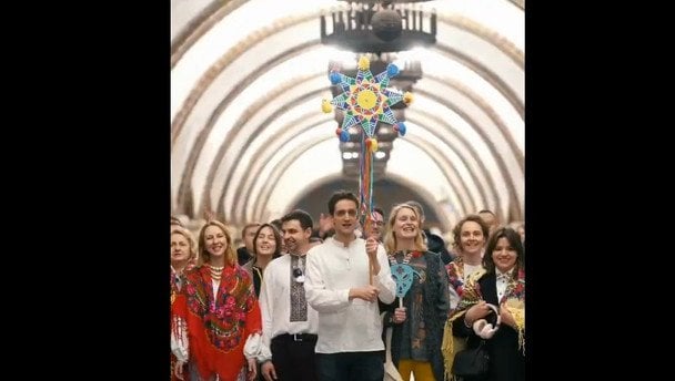 Іноземні дипломати заспівали “Щедрика” в київському метро: відео Іноземні-дипломати-заспівали-“Щедрика”-в-київському-метро:-відео