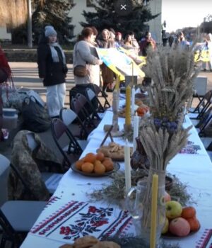 На-Волині-накрили-різдвяний-стіл-просто-неба-для-зниклих-безвісти-та-полонених-воїнів.-ВІДЕО