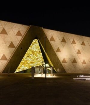 У-Великому-Єгипетському-музеї-почали-на-публіці-збирати-стародавній-човен-фараона-Хеопса