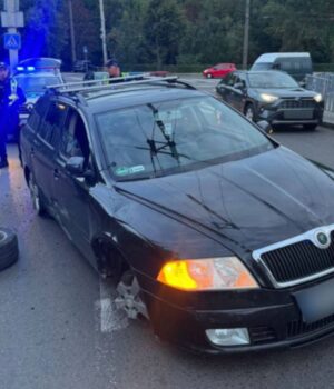 У-Луцьку-п’яний-водій,-який-ніколи-не-отримував-права,-в’їхав-в-огородження.-Що-йому-присудили