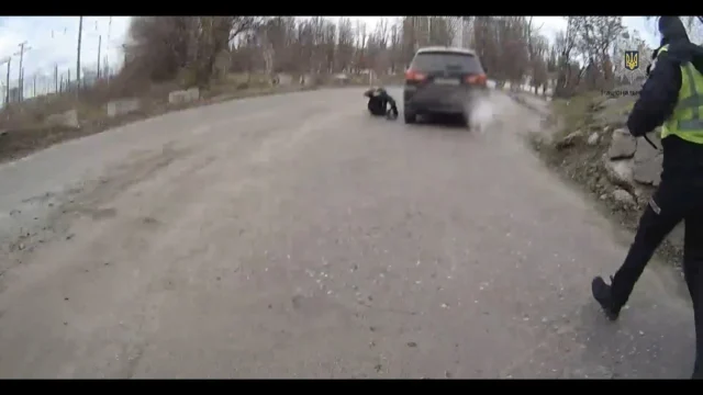 Водію Mitsubishi готують підозру за опір і наїзд на поліцейського у Києві Водію-mitsubishi-готують-підозру-за-опір-і-наїзд-на-поліцейського-у-Києві