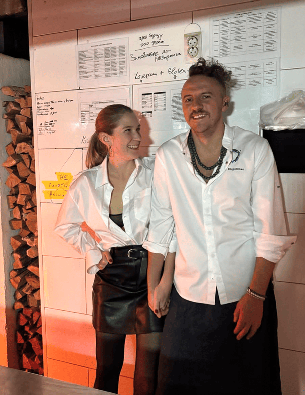 Євген Клопотенко на Різдво почастував кохану кутею та замилував романтикою з нею за столом Євген-Клопотенко-на-Різдво-почастував-кохану-кутею-та-замилував-романтикою-з-нею-за-столом