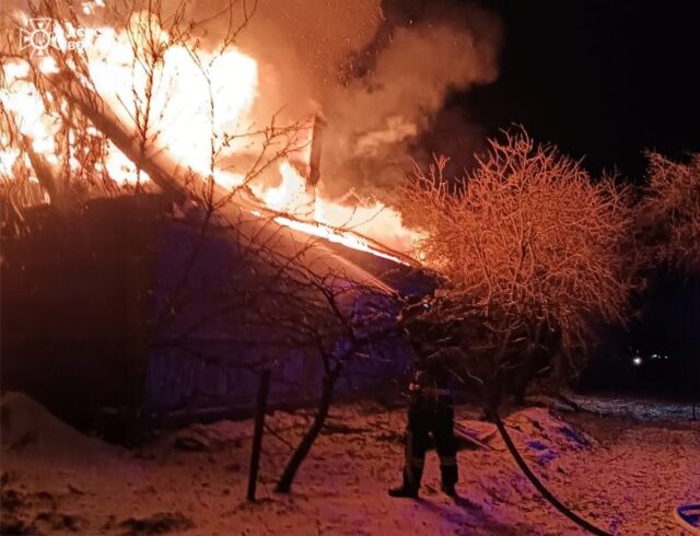 Через замикання електромережі на Волині загорівся будинок Через-замикання-електромережі-на-Волині-загорівся-будинок