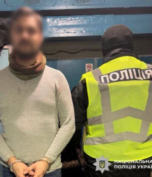 Киянин-поранив-ножем-двох-пасажирів-столичного-метро-на-Контрактовій-площі