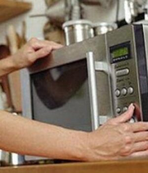 Як правильно-користуватися-мікрохвильовкою:-4 небезпечні-помилки
