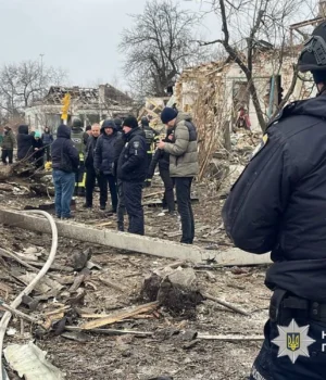 Російська-ракета-влучила-в-житловий-мікрорайон-Умані:-поліція-показала-наслідки-удару