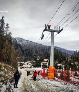 У-Карпатах-на-підйомнику-застрягли-80-людей,-їх-рятували-дві-години