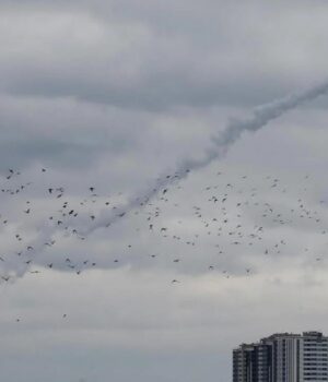 Росія-масовано-атакує-Київ-та-область:-спалахнули-пожежі,-є-поранені