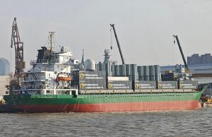 Залп ракет у контейнерах: Китай “засвітив” незвичайний арсенальний корабель Залп-ракет-у-контейнерах:-Китай-“засвітив”-незвичайний-арсенальний-корабель