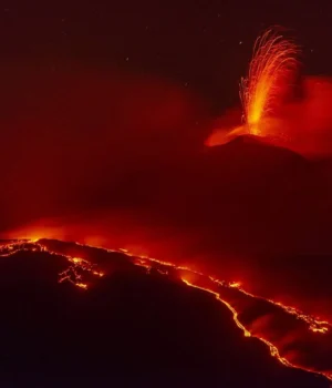 На-Сицилії-активізувався-вулкан-Етна:-зафіксовано-викиди-попелу-та-вибухи-у-кратерах