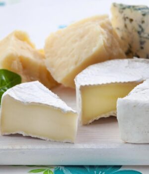 Дієтологи-назвали-найкращі-та-найгірші-сири-для-святкового-столу