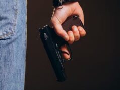 Лучанин влаштував тир на Театральному майдані, стріляючи по мішках Лучанин-влаштував-тир-на-Театральному-майдані,-стріляючи-по-мішках