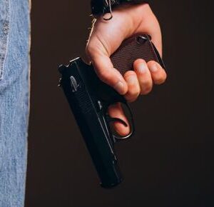 Лучанин-влаштував-тир-на-Театральному-майдані,-стріляючи-по-мішках