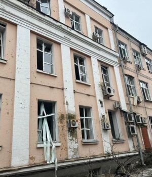 Російський-удар-по-Києву:-пошкоджено-одну-з-будівель-Міносвіти-(фото)