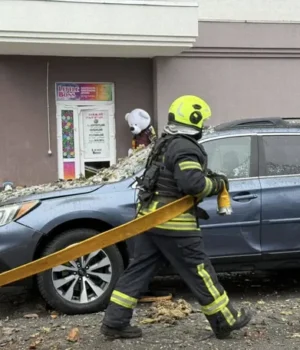 У-Києві-“Шахед”-влучив-у-будинок-ветерана-Симороза,-який-втратив-ноги-на-війні