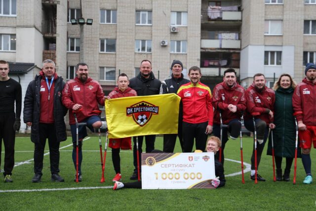 Мер Луцька передав волинським «Хрестоносцям» мільйон гривень Мер-Луцька-передав-волинським-«Хрестоносцям»-мільйон-гривень