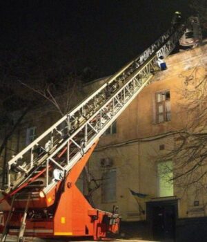 Окупанти-уночі-вдарили-по-житловому-будинку-в-Одесі