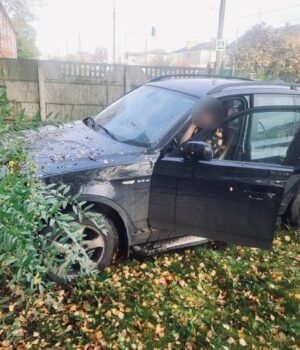 Права-не-отримувала:-у-Луцьку-покарали-водійку-bmw,-яка-п’яною-влетіла-в-кущі-біля-будинку