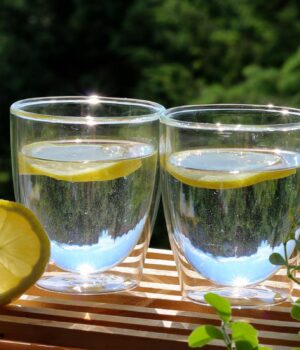 Чи-справді-лимонна-вода-корисна:-дієтологи-розкрили-всю-правду-про-“чудо-напій”