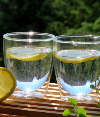 Чи справді лимонна вода корисна: дієтологи розкрили всю правду про “чудо-напій” Чи-справді-лимонна-вода-корисна:-дієтологи-розкрили-всю-правду-про-“чудо-напій”