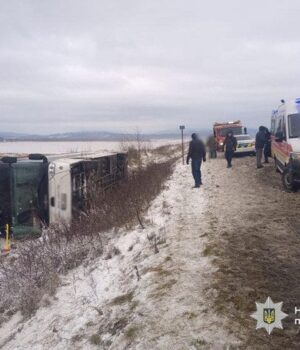 На-Прикарпатті-перекинувся-пасажирський-автобус:-є-загиблий-та-поранені На-Прикарпатті-перекинувся-пасажирський-автобус:-є-загиблий-та-поранені
