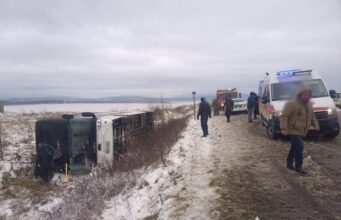 На Прикарпатті перекинувся пасажирський автобус: є загиблий та поранені На-Прикарпатті-перекинувся-пасажирський-автобус:-є-загиблий-та-поранені