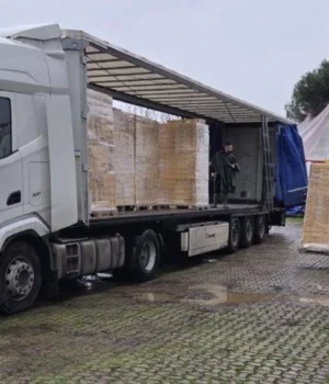 Папа-Римський-Лев-xiv-відправив-три-вантажівки-із-супами-швидкого-приготування-в-Україну Папа-Римський-Лев-xiv-відправив-три-вантажівки-із-супами-швидкого-приготування-в-Україну