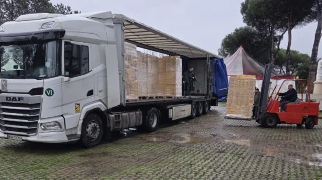 Папа Римський Лев XIV відправив три вантажівки із супами швидкого приготування в Україну Папа-Римський-Лев-xiv-відправив-три-вантажівки-із-супами-швидкого-приготування-в-Україну