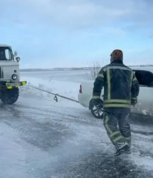На Франківщині рятувальники евакуюють людей з паралізованих негодою доріг