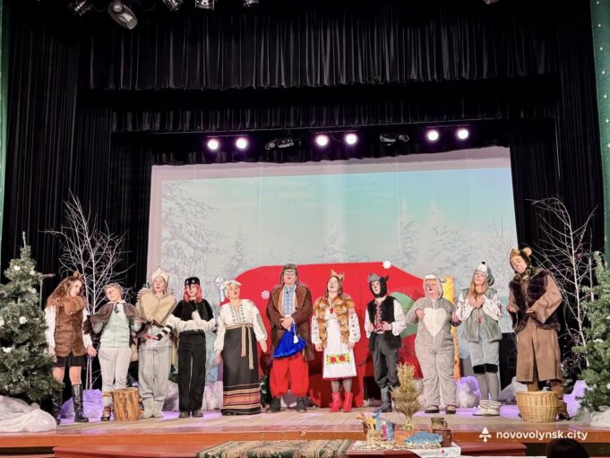 Казка «Рукавичка» на новий лад: у Нововолинську провели розважальний захід для дітей Казка-«Рукавичка»-на-новий-лад:-у-Нововолинську-провели-розважальний-захід-для-дітей