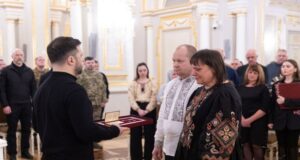 Найвища нагорода – через батьків: Зеленський вручив «Золоту Зірку» родині Героя з Луцька Найвища-нагорода-–-через-батьків:-Зеленський-вручив-«Золоту-Зірку»-родині-Героя-з-Луцька